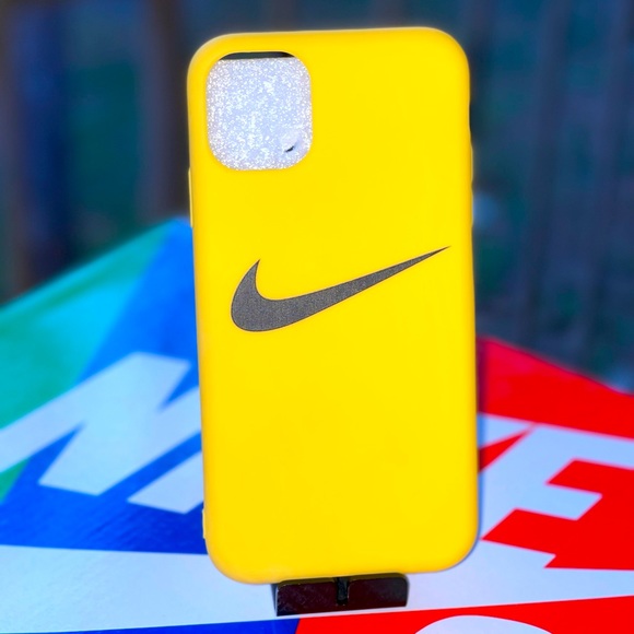 iPhone 11 yellow case - Picture 1 of 6